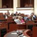 Deputetët e PD-së bllokojnë Manjën, këndojnë ‘refrenin’ e protestuesve: Rama jepe dorëheqjen