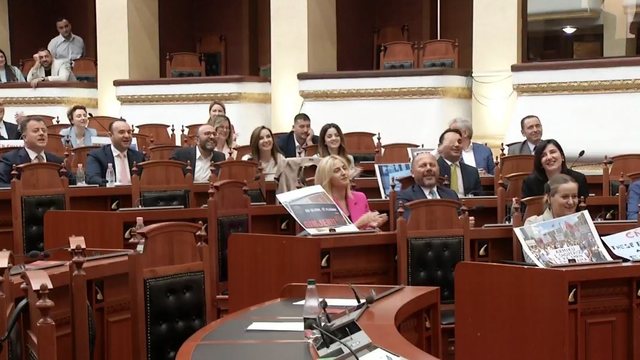 Deputetët e PD-së bllokojnë Manjën, këndojnë ‘refrenin’ e protestuesve: Rama jepe dorëheqjen