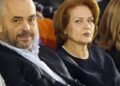Arta Dade refuzon medaljen dhe ftesën për tubimin e Ramës: Socialistët e vërtetë janë në shesh, jo në antimitingun e korrupsionit