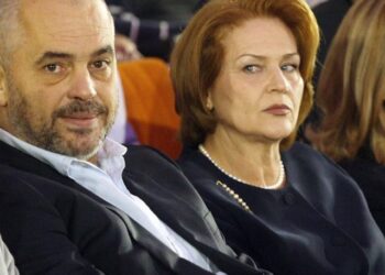 Arta Dade refuzon medaljen dhe ftesën për tubimin e Ramës: Socialistët e vërtetë janë në shesh, jo në antimitingun e korrupsionit
