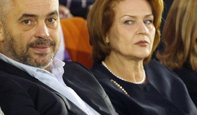 Arta Dade refuzon medaljen dhe ftesën për tubimin e Ramës: Socialistët e vërtetë janë në shesh, jo në antimitingun e korrupsionit