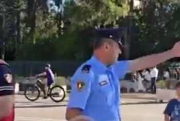 Video/ Policia i gris një gruaje pankartën kundër Edi Ramës