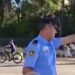 Video/ Policia i gris një gruaje pankartën kundër Edi Ramës