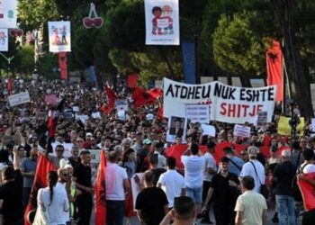 Ekspertja: Ushtritë partiake po manipulojnë algoritmin për të shuar protestën e të rinjve në rrjetet sociale