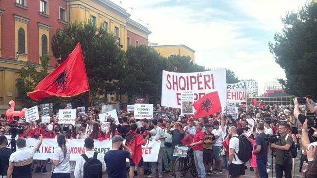 Protesta/ Policia procedon 16 qytetarë dhe shpall në kërkim 2 të tjerë