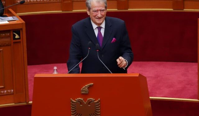 Berisha në Kuvend: Shqiptarët janë ngritur kundër diktaturës autoritare dhe narkoshtetit të vetëm në Evropë