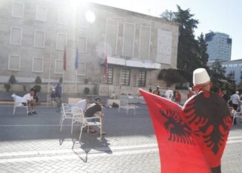 Qëndresa para Kryeministrisë vazhdon, një grup protestuesish kalojnë natën në bulevard