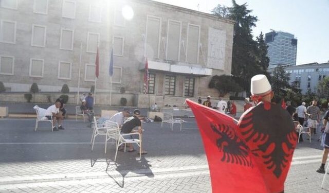 Qëndresa para Kryeministrisë vazhdon, një grup protestuesish kalojnë natën në bulevard