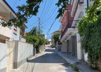 Burri plagos me thikë bashkëshorten, 28-vjeçarja dërgohet me urgjencë në Tiranë
