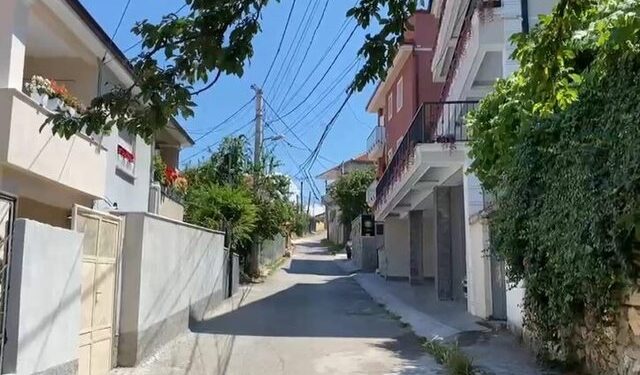 Burri plagos me thikë bashkëshorten, 28-vjeçarja dërgohet me urgjencë në Tiranë