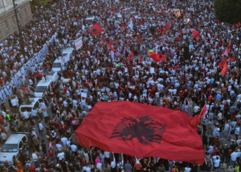 Tre javë rezistencë, DW: Çfarë po e mban gjallë protestën në Shqipëri?