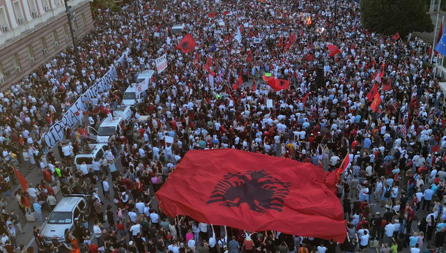 Tre javë rezistencë, DW: Çfarë po e mban gjallë protestën në Shqipëri?