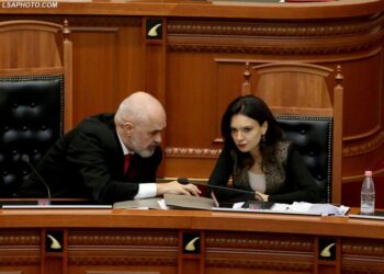 Spiropali ironizon Ramën: Fletë-rrufe, kontroll algoritmik e gjuhë e shthurur
