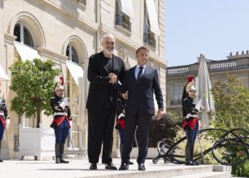 ‘Mos i jepni çek të bardhë’, eurodeputetja kritikon Macron: Qeveria e Ramës po shet vendin