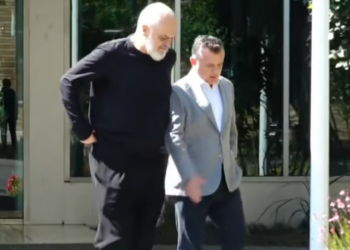 Rama mbyll takimin me drejtuesit e qarqeve, mesazhi që la për protestën