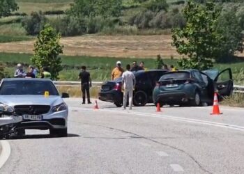 Përplasen 5 automjete në aksin Levan–Tepelenë, disa të plagosur, mes tyre turistë të huaj