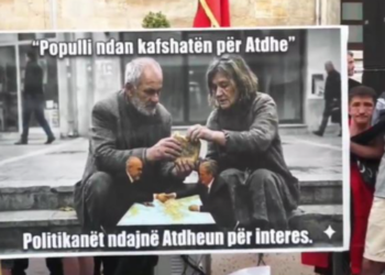 “Populli ndan kafshatën për Atdheun, politikanët ndajnë Atdheun për interes”, pankartat pikante nga protesta