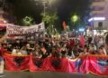 Vijon marshimi në rrugët e Tiranës, protestuesit ulen te kryqëzimi i 21-Dhjetorit