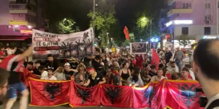 Vijon marshimi në rrugët e Tiranës, protestuesit ulen te kryqëzimi i 21-Dhjetorit
