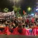 Vijon marshimi në rrugët e Tiranës, protestuesit ulen te kryqëzimi i 21-Dhjetorit