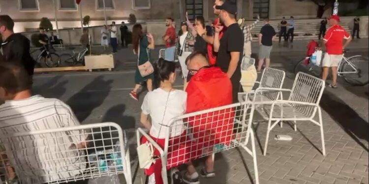 Një grup protestuesish do të kalojnë përsëri natën te kryeministria
