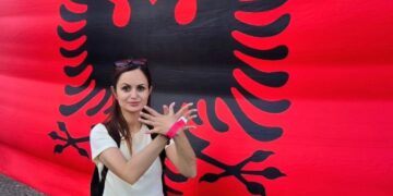 Përse jam çdo ditë pjesë e atij sheshi?