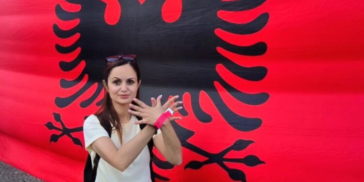 Përse jam çdo ditë pjesë e atij sheshi?