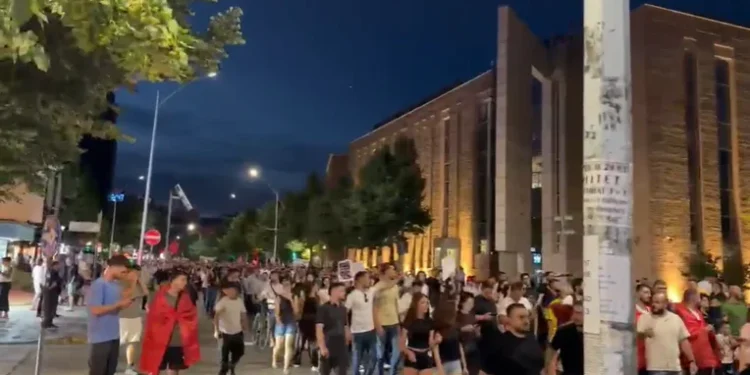 Qytetarët mbi 5 orë marshim në rrugët e kryeqytetit, përmbyllet protesta