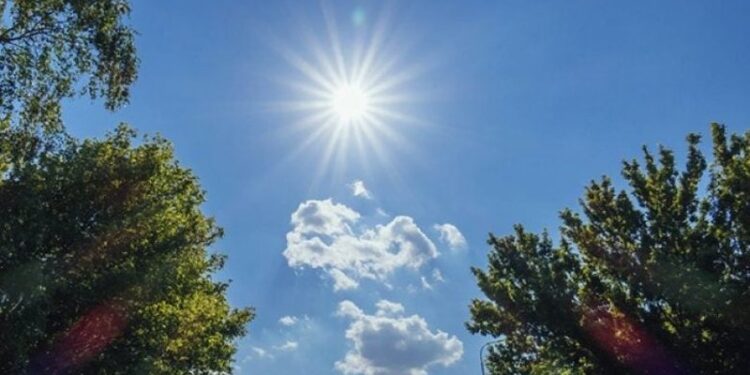 Temperaturat arrijnë në 34 gradë, si parashikohet moti sot
