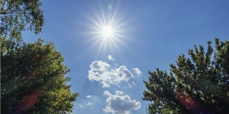 Temperaturat arrijnë 38 gradë, si parashikohet moti sot