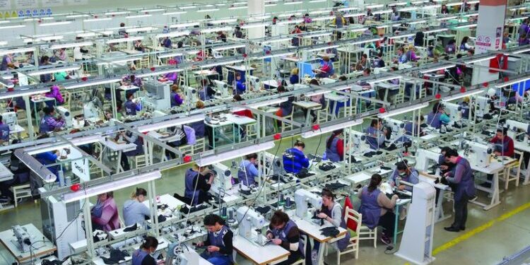 Euro “shkatërron” fasonin, eksportet bien 14% në maj, fabrikat po mbyllen, lënë punonjësit pa punë