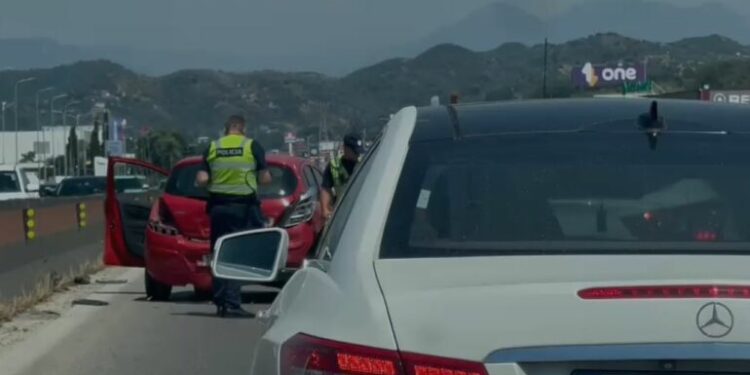 Aksident i 3-fishtë në autostradën Durrës–Tiranë, 2 të plagosur