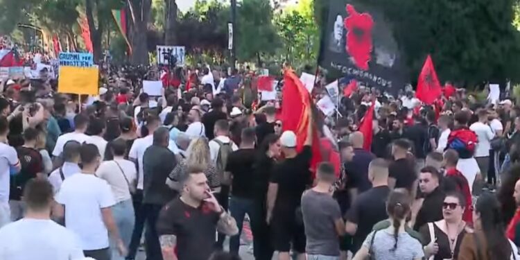 Bulevardi “mbytet” nga protestuesit, pjesëmarrjeje masive në protestën për Zvërnecin
