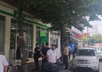 Grabitja e OTP Bank në Tiranë/ Autori i maskuar grabiti 10-15 mijë paund