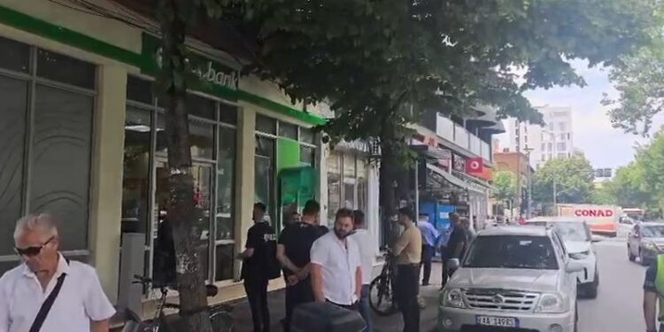 Grabitja e OTP Bank në Tiranë/ Autori i maskuar grabiti 10-15 mijë paund