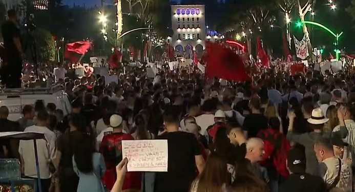 Tre orë protestë, ndizet bulevardi: Pa ikur Rama nuk largohemi!