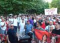 “Dorëzoni mandatet”/ Protestuesit bllokojnë deputetët te Kuvendi: Ju erdhi fundi!