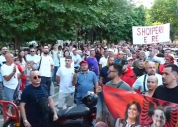 “Dorëzoni mandatet”/ Protestuesit bllokojnë deputetët te Kuvendi: Ju erdhi fundi!