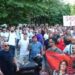 “Dorëzoni mandatet”/ Protestuesit bllokojnë deputetët te Kuvendi: Ju erdhi fundi!