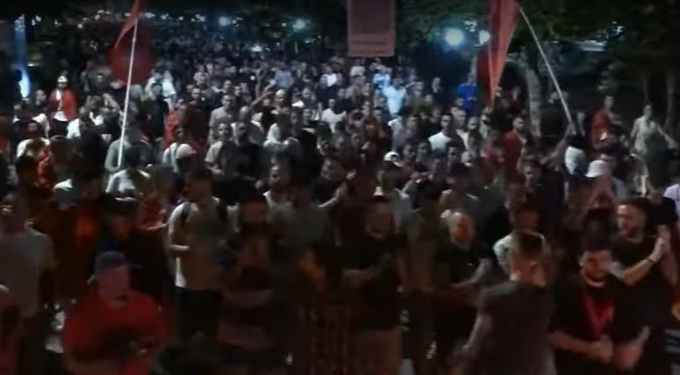 Protesta kalon nga Brryli: Këtu vendosim ne, poshtë patronazhistët