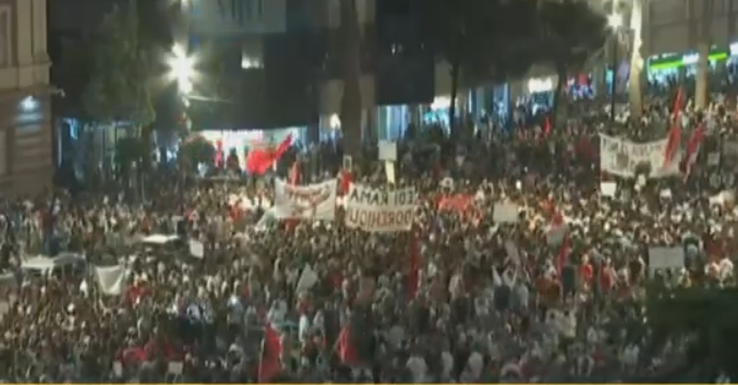 Pas 3 orësh protestë te Kryeministria, qytetarët nisin marshimin në rrugët e kryeqytetit