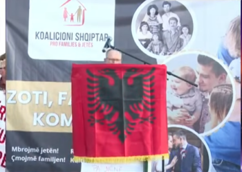 Protesta pro-familjes/ Kondakçiu: Qeveria po përdor fëmijët për axhenda ideologjike