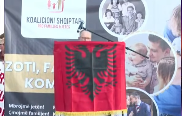 Protesta pro-familjes/ Kondakçiu: Qeveria po përdor fëmijët për axhenda ideologjike