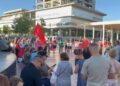 Zvërneci/ Qytetarët e Vlorës sërish në protestë te Sheshi i Flamurit, brohorasin “Rama ik”