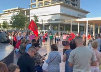 Zvërneci/ Qytetarët e Vlorës sërish në protestë te Sheshi i Flamurit, brohorasin “Rama ik”