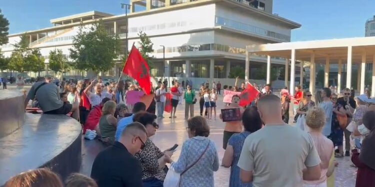 Zvërneci/ Qytetarët e Vlorës sërish në protestë te Sheshi i Flamurit, brohorasin “Rama ik”