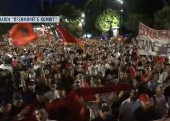 Pas fjalimeve te Kryeministria, nis marshimi në rrugët e Tiranës