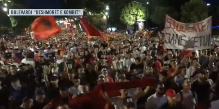 Pas fjalimeve te Kryeministria, nis marshimi në rrugët e Tiranës