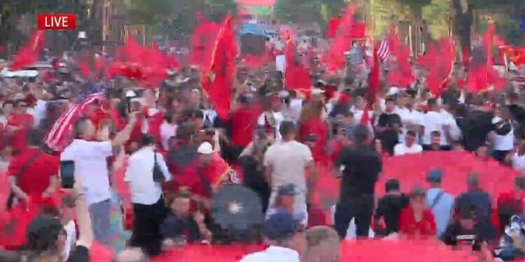 Mijëra protestues në Tiranë, diaspora i bashkohet marshimit drejt Kryeministrisë
