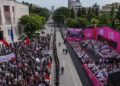 Përballje në zemër të kryeqytetit/ Rama në festë, protestuesit në bulevard kërkojnë dorëheqjen e tij